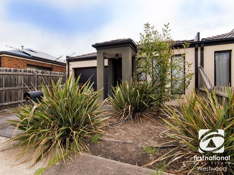 2/21 Malleehen Street, Werribee VIC 3030