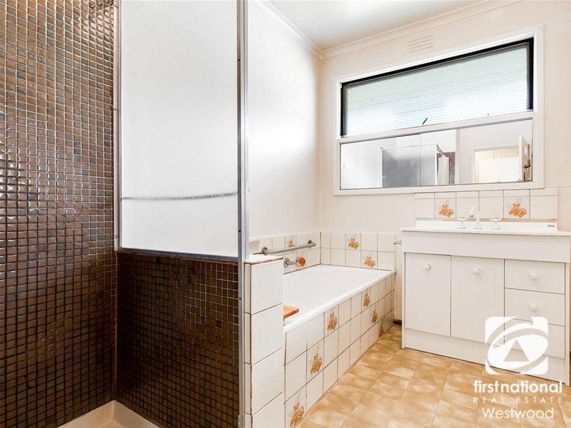 34 Strathmore Crescent, Hoppers Crossing VIC 3029