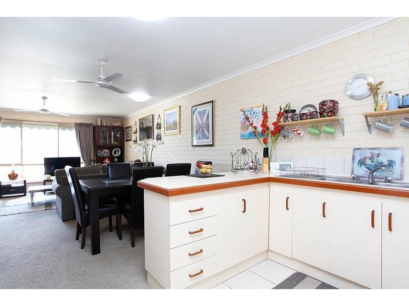 2/288 Greaves Street, Werribee VIC 3030