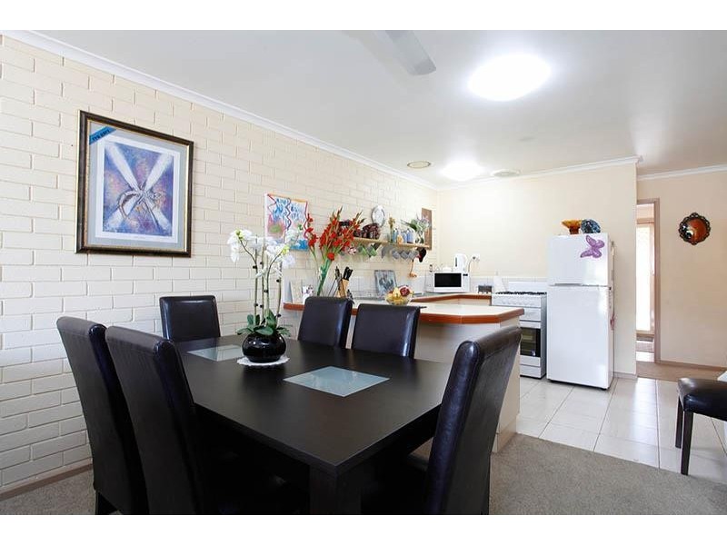 2/288 Greaves Street, Werribee VIC 3030