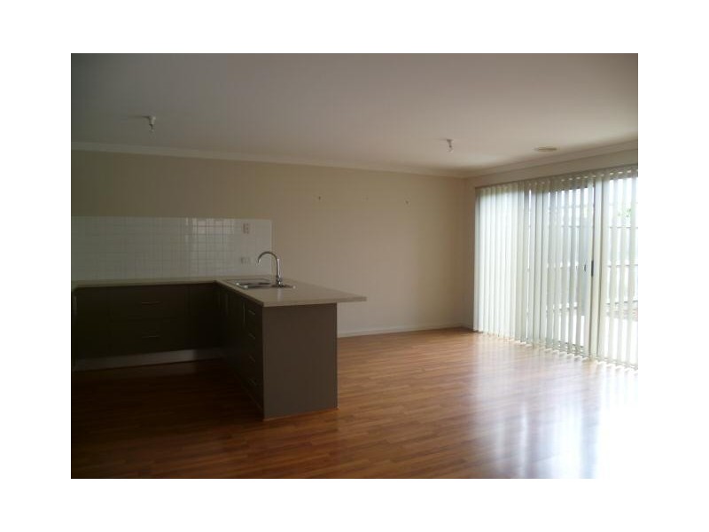 2/13 Montana Drive, Werribee VIC 3030