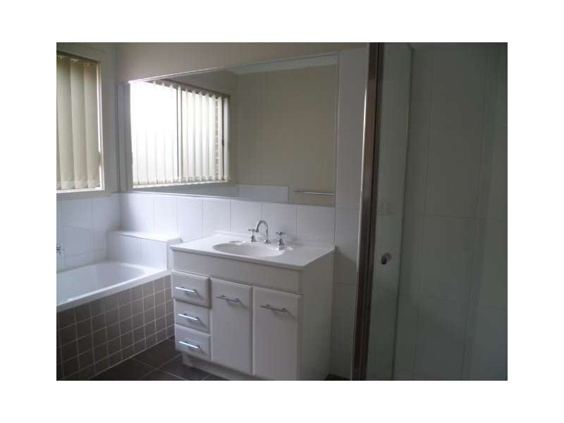 2/13 Montana Drive, Werribee VIC 3030