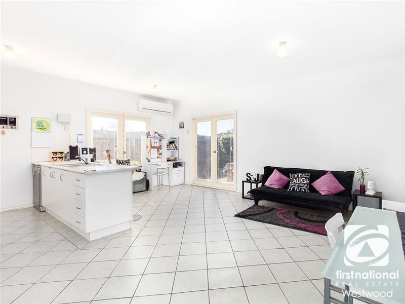 1/12 Ozzimo Way, Werribee VIC 3030