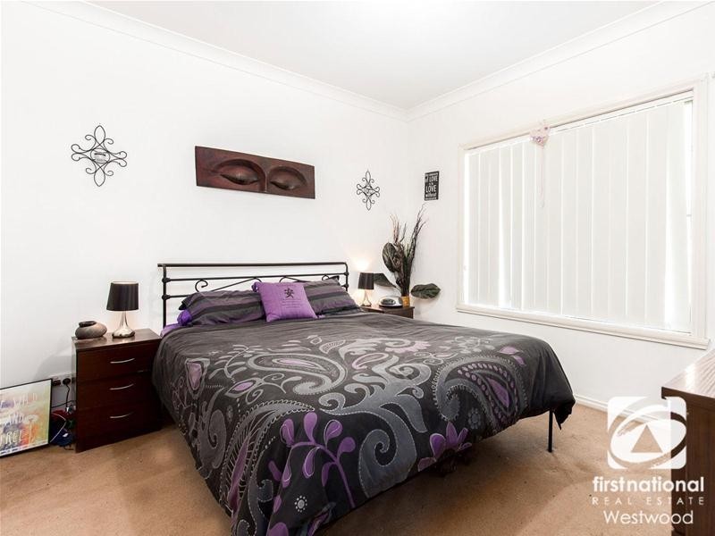 1/12 Ozzimo Way, Werribee VIC 3030