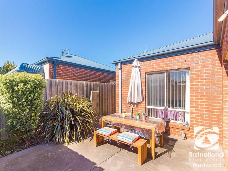 1/12 Ozzimo Way, Werribee VIC 3030