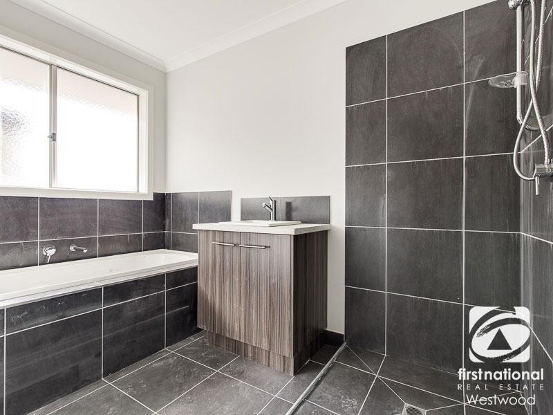 9 Beaconsfield Lane, Caroline Springs VIC 3023