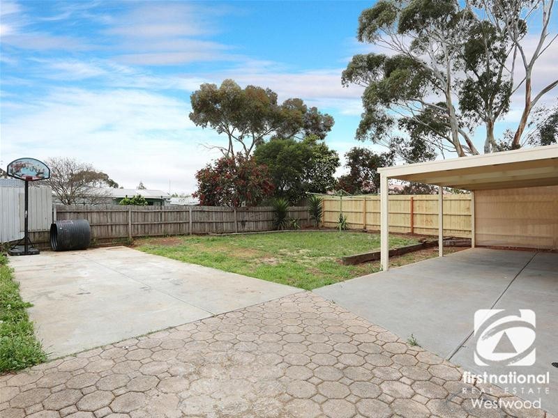 33 Hawkesbury Road, Werribee VIC 3030