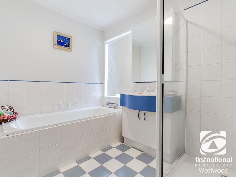 24 Riverbend Crescent, Werribee VIC 3030