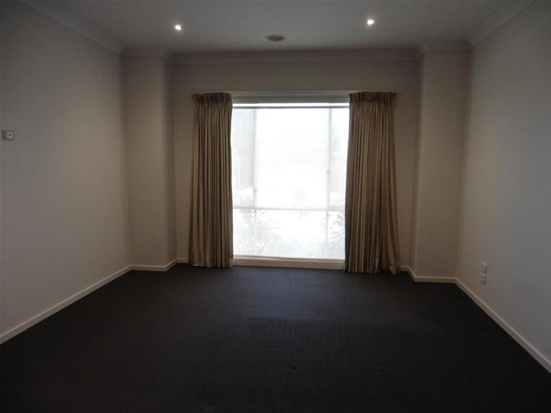 18 Yankos Drive, Werribee VIC 3030