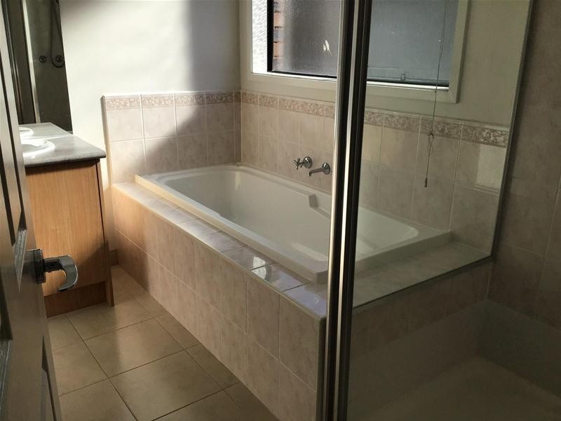 8 Ologhlen Drive, Wyndham Vale VIC 3024