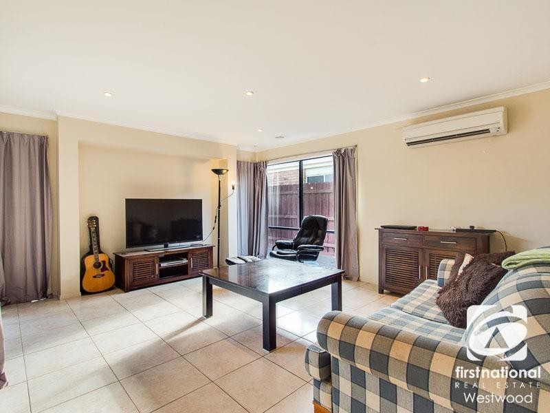 22 Macadamia Grove, Werribee VIC 3030