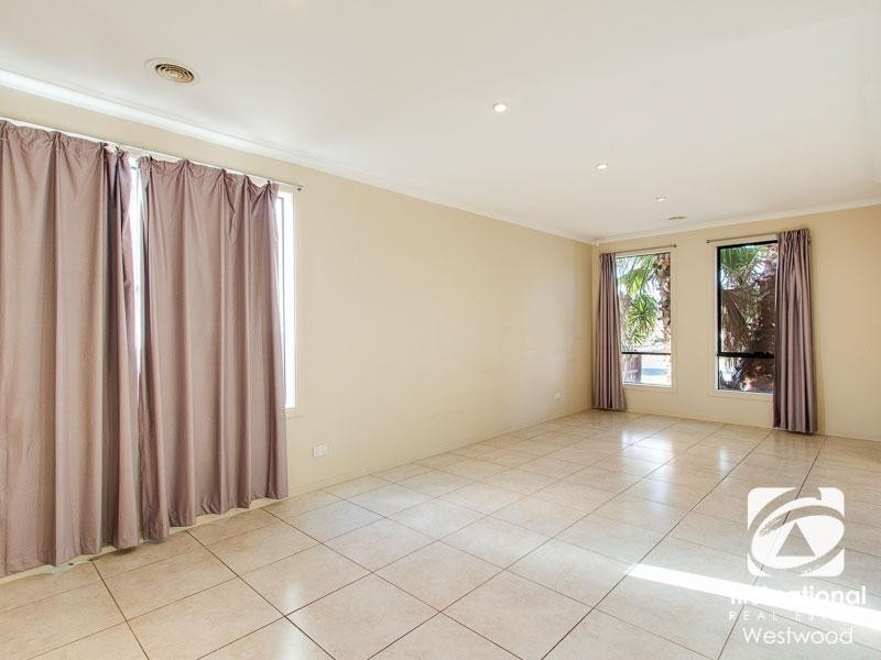 22 Macadamia Grove, Werribee VIC 3030