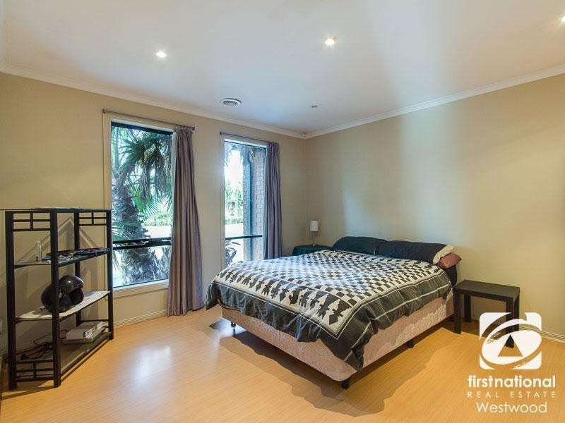 22 Macadamia Grove, Werribee VIC 3030