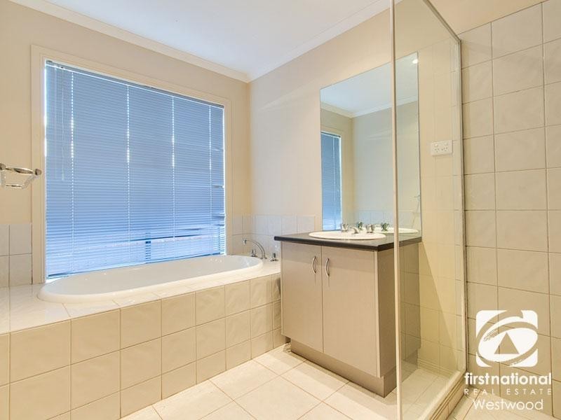 22 Macadamia Grove, Werribee VIC 3030