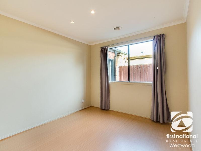 22 Macadamia Grove, Werribee VIC 3030