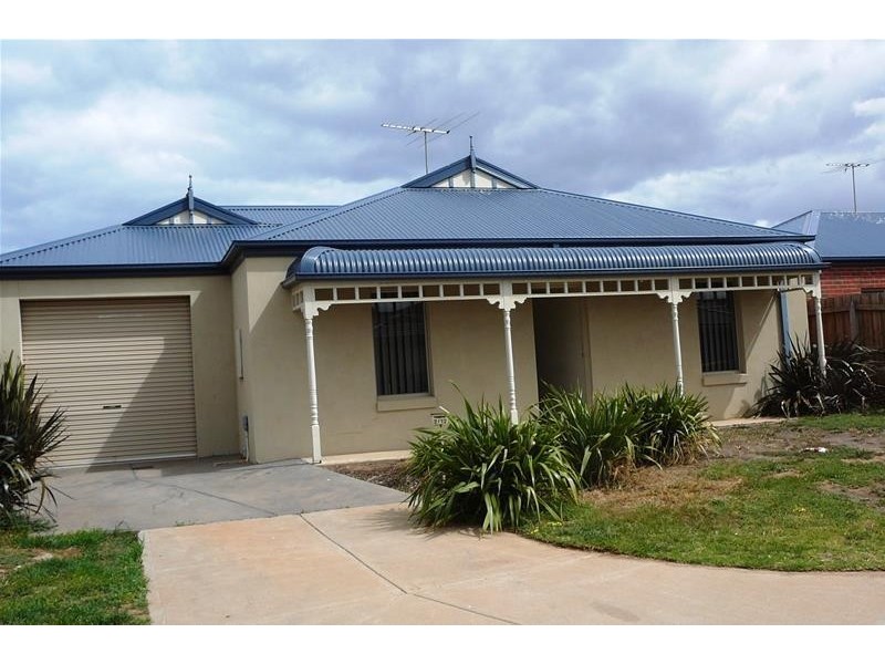 2/12 Ozzimo Way, Werribee VIC 3030