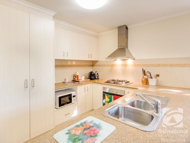 2/1 Gentzen Drive, Wyndham Vale VIC 3024