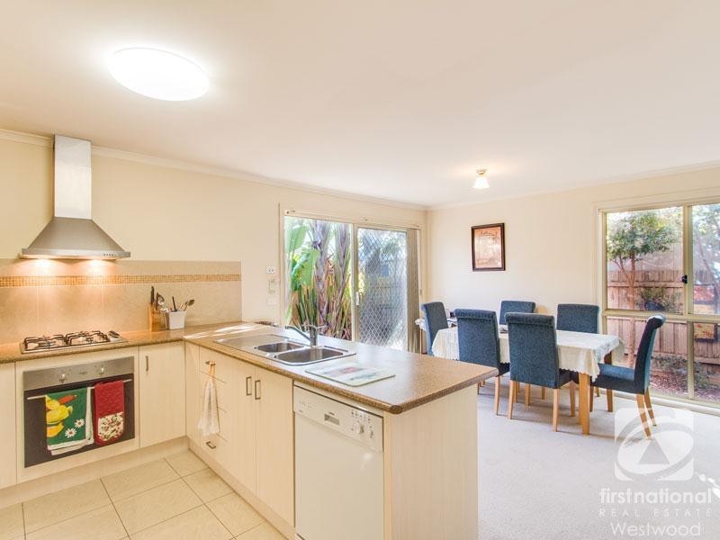 2/1 Gentzen Drive, Wyndham Vale VIC 3024