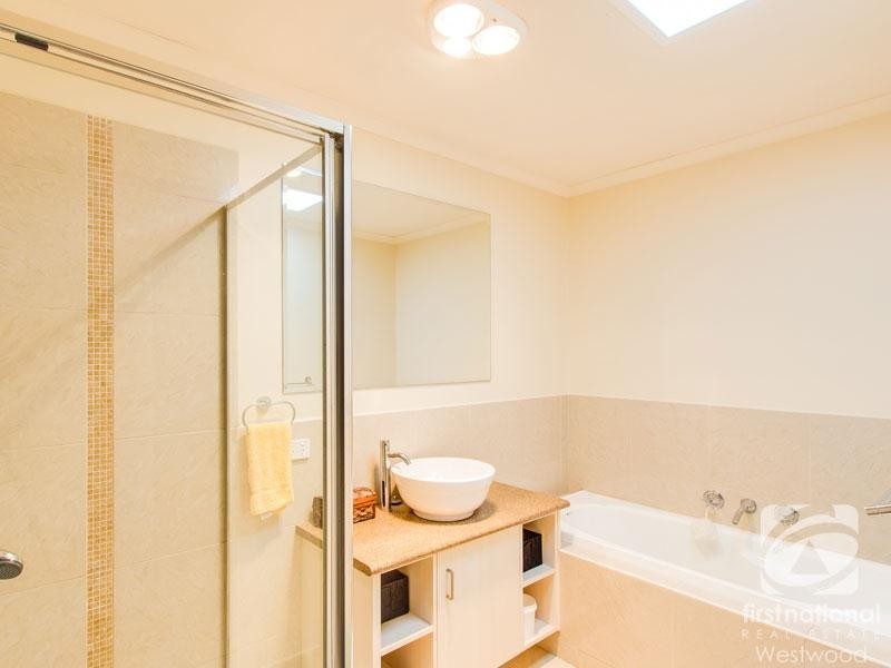 2/1 Gentzen Drive, Wyndham Vale VIC 3024