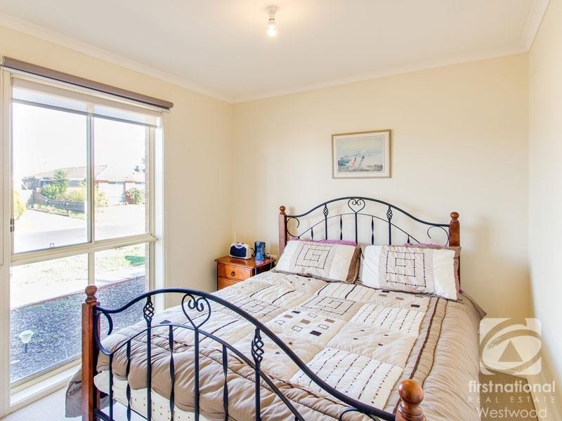 2/1 Gentzen Drive, Wyndham Vale VIC 3024