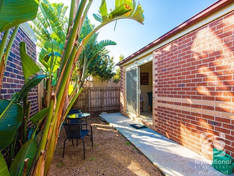 2/1 Gentzen Drive, Wyndham Vale VIC 3024