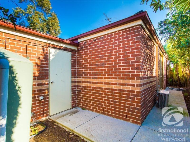 2/1 Gentzen Drive, Wyndham Vale VIC 3024