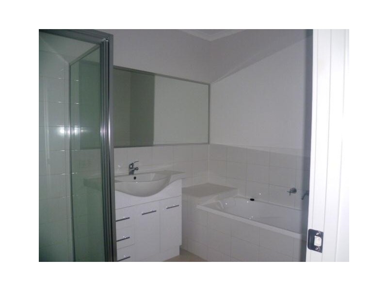 2/33 Edgar Street, Werribee VIC 3030