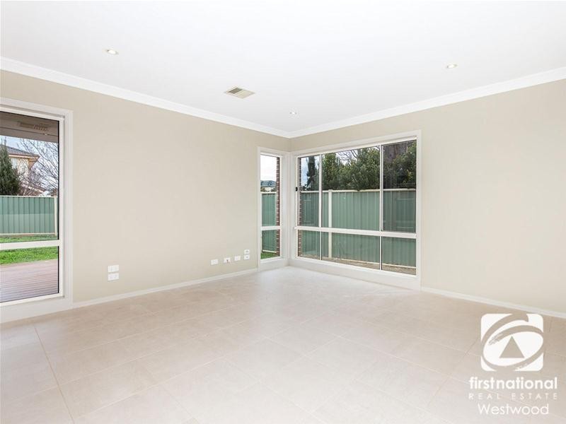 44 Riversdale Drive, Werribee VIC 3030