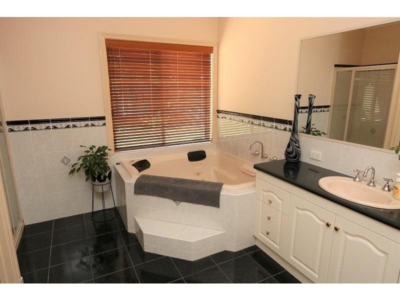 16 Deakin Grove, Tongala VIC 3621