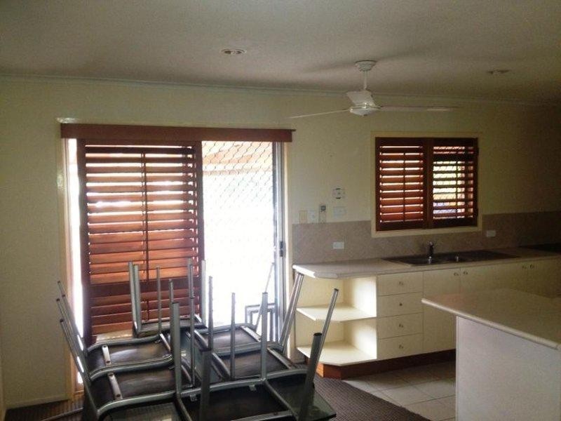 1/4 Lara Avenue, Southport QLD 4215