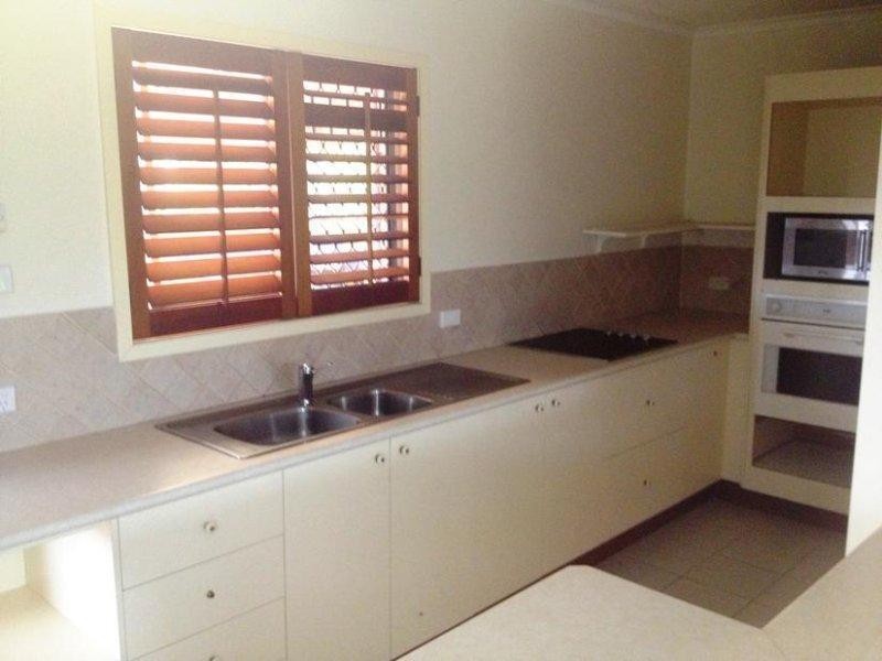 1/4 Lara Avenue, Southport QLD 4215