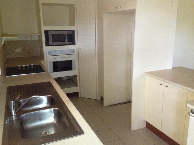 1/4 Lara Avenue, Southport QLD 4215