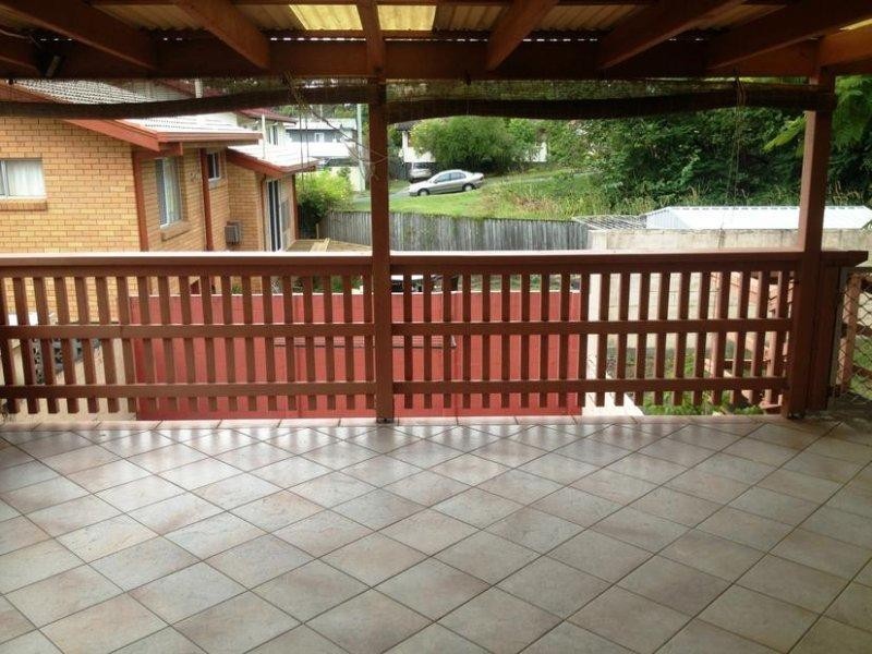 1/4 Lara Avenue, Southport QLD 4215