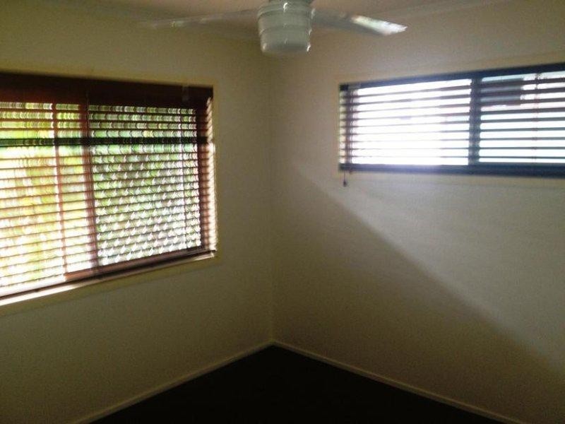 1/4 Lara Avenue, Southport QLD 4215