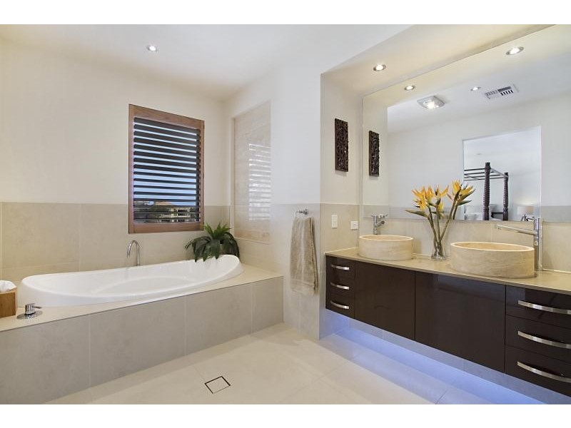 23 Royal Albert Crescent, Sovereign Islands QLD 4216