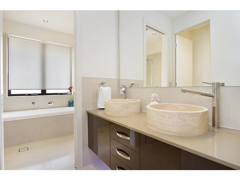 23 Royal Albert Crescent, Sovereign Islands QLD 4216