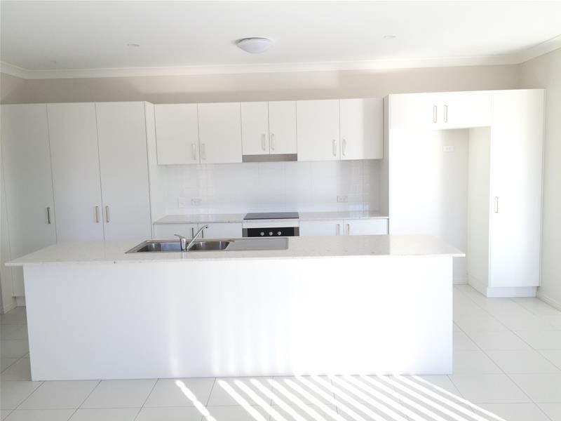 54 Grant Avenue, Hope Island QLD 4212