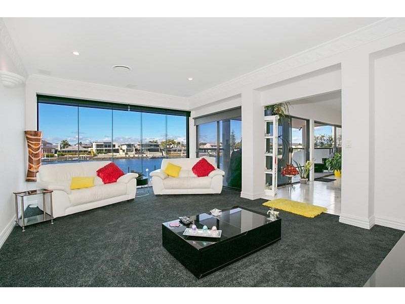 124 Amalfi Drive, Isle Of Capri QLD 4217