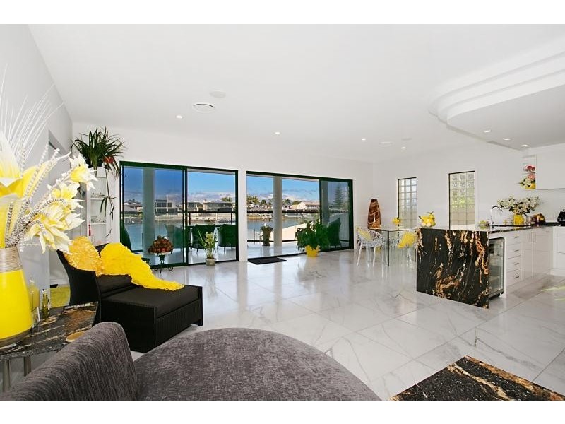 124 Amalfi Drive, Isle Of Capri QLD 4217