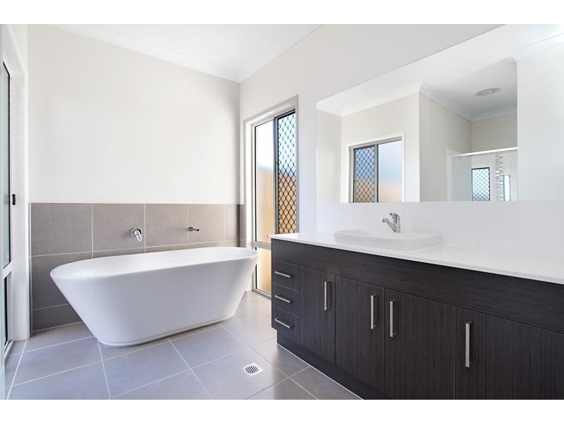 24 Waters Close, Hope Island QLD 4212