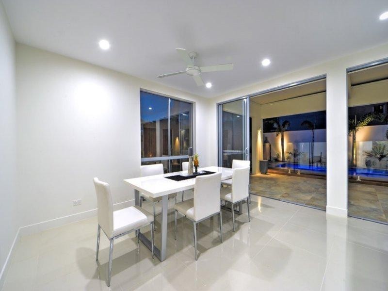 5 Robin Avenue, Paradise Point QLD 4216