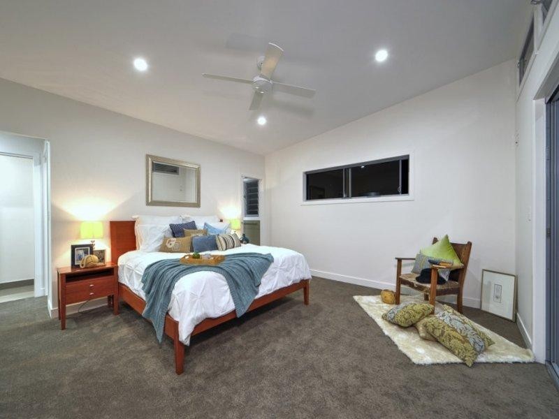 5 Robin Avenue, Paradise Point QLD 4216