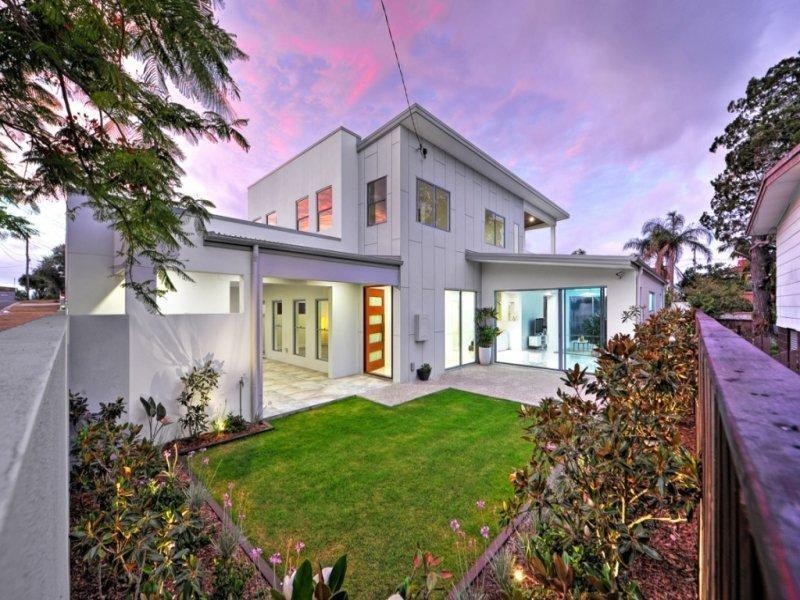 5 Robin Avenue, Paradise Point QLD 4216