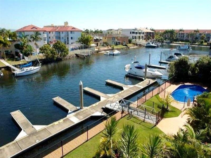 11/12 Canal Avenue, Runaway Bay QLD 4216