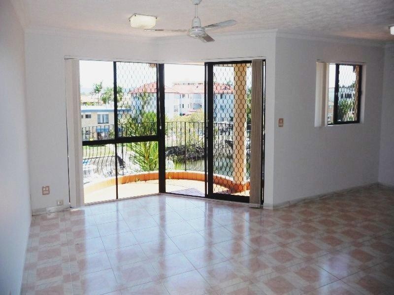 11/12 Canal Avenue, Runaway Bay QLD 4216