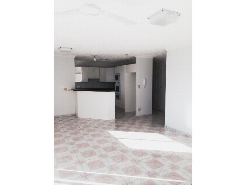 11/12 Canal Avenue, Runaway Bay QLD 4216