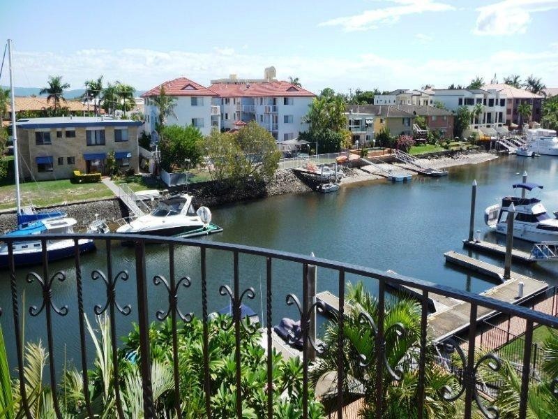 11/12 Canal Avenue, Runaway Bay QLD 4216