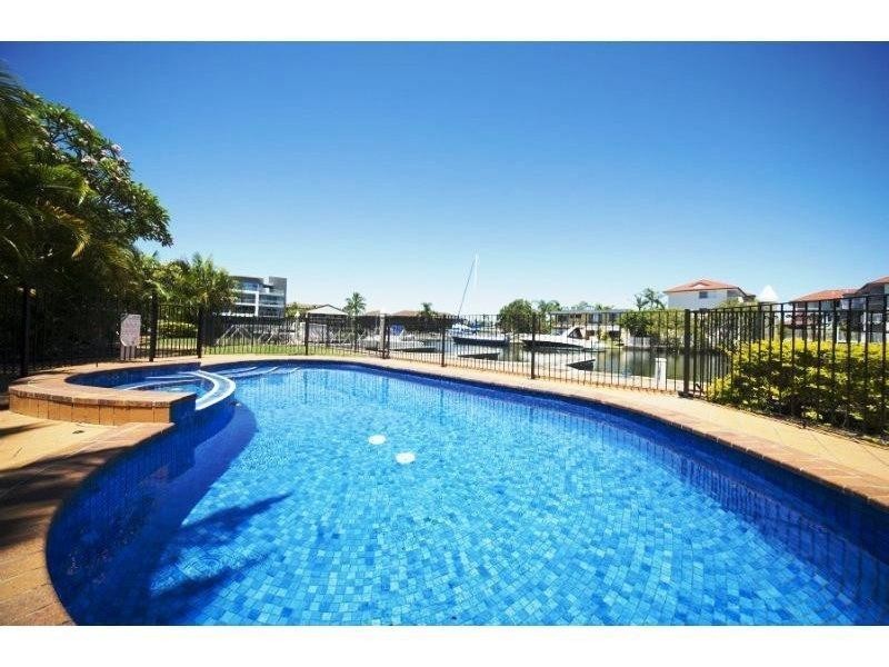 11/12 Canal Avenue, Runaway Bay QLD 4216