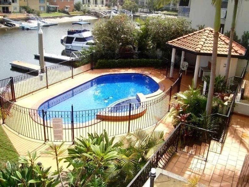 11/12 Canal Avenue, Runaway Bay QLD 4216