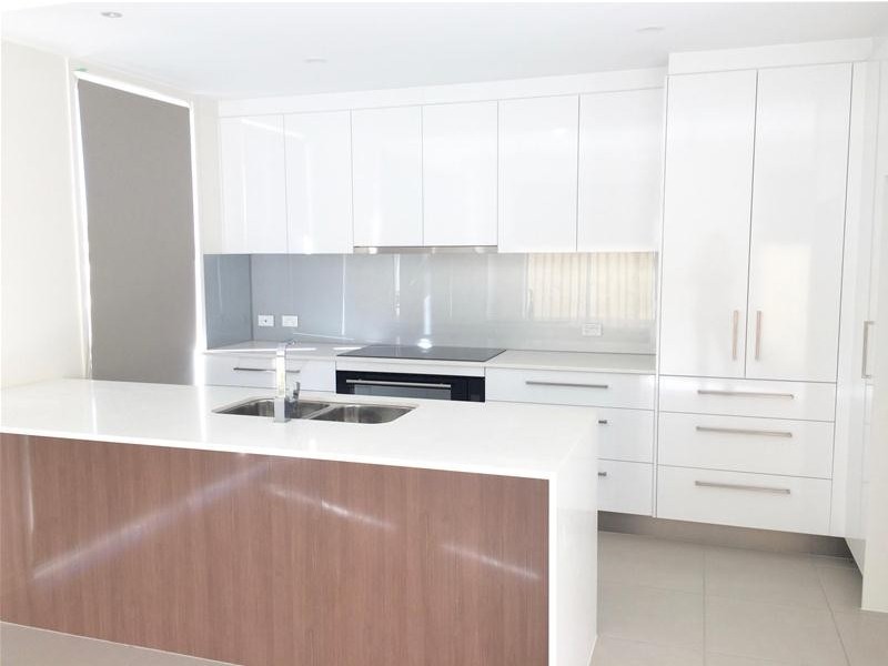 3/2 Waters Close, Hope Island QLD 4212